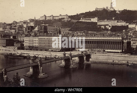 Vintage Foto des Palais de Justice et Coteau de fourvieres, Lyon, Frankreich, 1880s, 19. Palais de la Justice Historique de Lyon ist ein Gebäude Quai Romain Rolland, am rechten Ufer der Saone, in der 5. Arrondissement. Oft der 'Palast der 24 Spalten' genannt. Dies ist eines der schönsten klassizistischen Gebäuden in Frankreich. Stockfoto