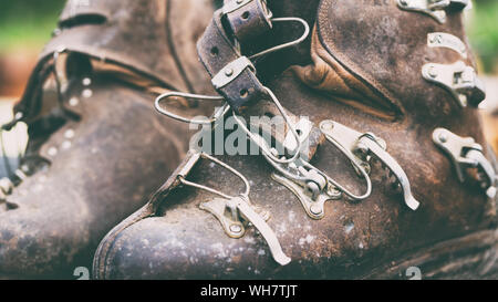 Vintage Braun Ski Stiefel aus Leder Stockfoto