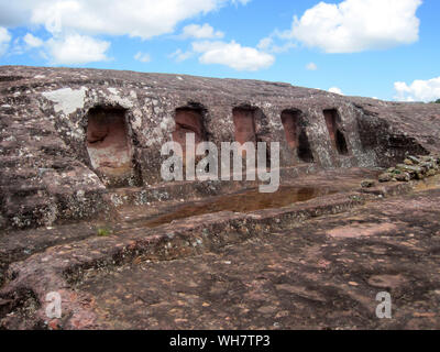 Nahaufnahme der geschnitzten Nischen in Sandsteinfelsen im El Fuerte in der Nähe von Samaipata, Santa Cruz, Bolivien. Weltkulturerbe der UNESCO Stockfoto