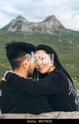 Portrait von ein attraktives Mädchen umarmt mit ihrem Freund auf dem Hintergrund einer Berglandschaft in Montenegro. Stockfoto