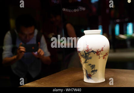 Peking, China. 2. Sep 2019. Menschen besuchen einen Botanischen-themed Ausstellung im Palace Museum in Peking, der Hauptstadt von China, Sept. 2, 2019. Credit: Jin Liangkuai/Xinhua/Alamy leben Nachrichten Stockfoto