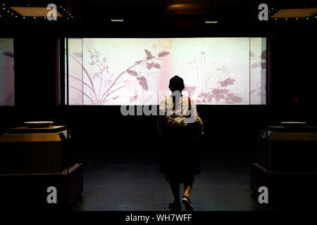 Peking, China. 2. Sep 2019. Menschen besuchen einen Botanischen-themed Ausstellung im Palace Museum in Peking, der Hauptstadt von China, Sept. 2, 2019. Credit: Jin Liangkuai/Xinhua/Alamy leben Nachrichten Stockfoto