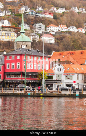 Bergen, Norwegen - 17. November 2017: Vertikale street view von alten Bergen Stadt, Menschen gehen auf die Straße Stockfoto