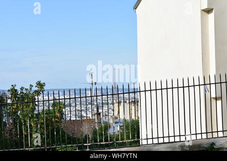 Tour Eiffel von Montmartre mit Zaun, Dächer und Kamine. Paris, Frankreich. Stockfoto