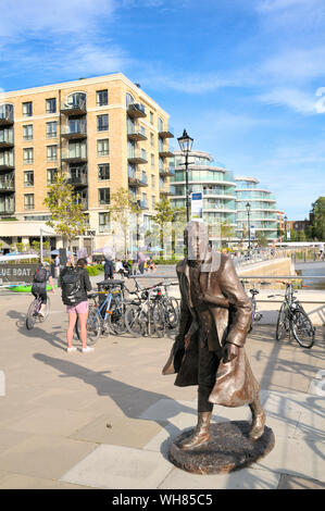 Statue von Capability Brown von Bildhauer Laury Dizengremel am Flussufer an der Brennerei Wharf, Fulham, Hammersmith, London W6, England, Großbritannien Stockfoto