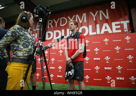 Cardiff, Großbritannien. 02 Sep, 2019. Wales Rugby player Rhys Patchell, seine Stiefel. Wales 2019 Rugby WM-Kader Media Access Session im Vale Resort Hensol, in der Nähe von Cardiff, South Wales am Montag, den 2. September 2019. Die 31 Mann Wales Kader und Mannschaft der Beamten wird in Kürze für den Rugby World Cup 2019 in Japan stattfindet, beginnen noch in diesem Monat. pic von Andrew Obstgarten/Alamy leben Nachrichten Stockfoto