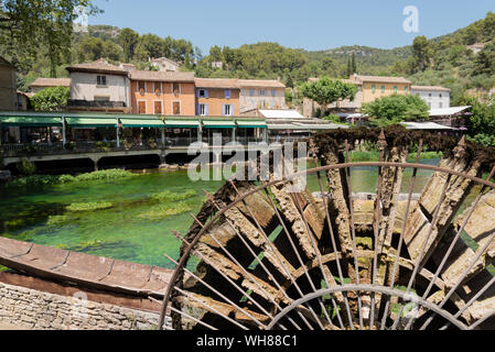 Berühmter Ort der Provence Frankreich, Fontaine de Vaucluse Dorf am Fluss Sorgue, Wasserrad mit und sauberes grünes Wasser Stockfoto