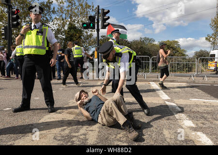 Excel Centre, London, Großbritannien. 2. Sep 2019. Demonstranten versuchen, ein LKW LKW in die Arme an Excel Centre Messe zu stoppen. Credit: Penelope Barritt/Alamy leben Nachrichten Stockfoto