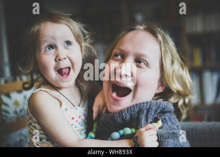 Portrait von Mutter und Tochter gemeinsam amüsiert zu Hause Stockfoto