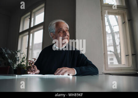 Senior woman mit Tablet zu Hause Stockfoto