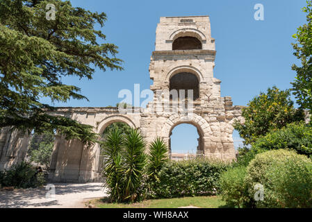 Antike römische Theater Arkaden Wand mit Turm von Roland in Arles Frankreich Stockfoto