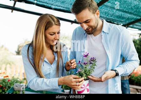 Paar Kaufende Blumen in einem Garten Center Stockfoto