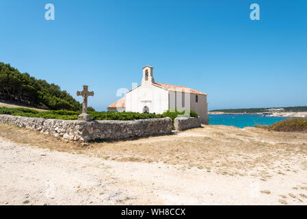 Sainte Croix Strand in der Nähe von Martigues mit kleinen weißen Kapelle ist Gebaut in idyllischer Landschaft Stockfoto