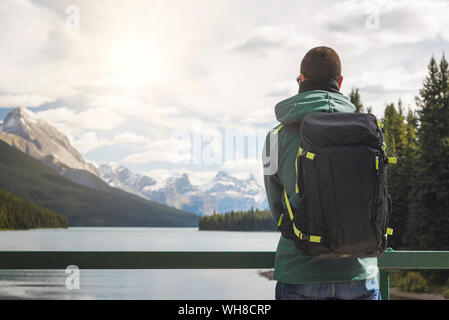 Tourist mit Rucksack genießen die Aussicht über Maligne Lake, Kanada Stockfoto