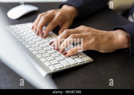 Der Frau die Hände auf die Tastatur, close-up Stockfoto