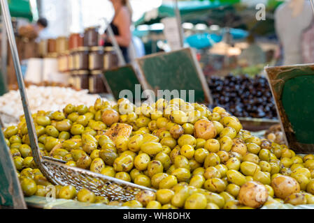 Oliven, regionale Produkte, Straßenmarkt in Aix-en-Provence, Frankreich Stockfoto