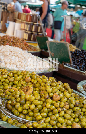 Frische Oliven, regionale Produkte auf dem Straßenmarkt in Aix-en-Provence, Frankreich Stockfoto