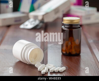 Eine Gruppe von Feldern von Arzneimitteln und Pille Flaschen auf hölzernen Tisch Stockfoto