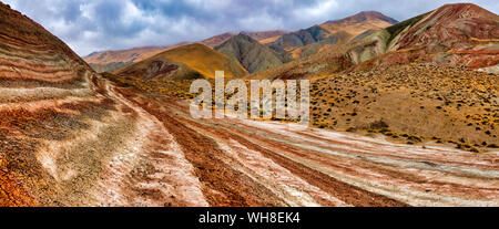 Candy Cane Berge, Khizi Bezirk, Aserbaidschan. Stockfoto