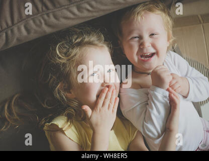Zwei kleine Schwestern gemeinsam Spaß haben Stockfoto