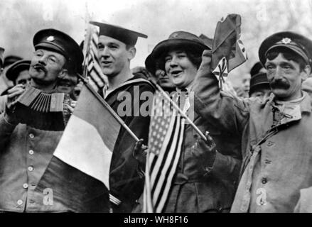 40 Vierzig Jahre sind seit dem Ende des Ersten Weltkrieges, war ihr Jubel gerechtfertigt? Anglo American Feier in Paris am Armistice Day 1918. Zwei britische Soldaten, Ein Amerikanischer Seemann und das Amerikanische Rote Kreuz Krankenschwester im Singen und Jubeln wie die Uhren 11 angeschlagen bin. Stockfoto