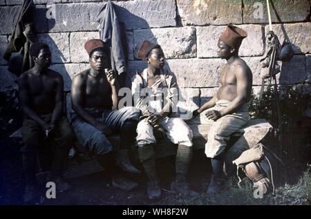 Weltkrieg ein. Einer der ersten Farbe Fotos gemacht. Der Große Krieg von Correlli Barnett.. Ein frühes Foto von Französischen senegalesische Soldaten. Diese riss Truppen wurden mit den US-Truppen und die Öffnung blasen der Alliierten Gegenoffensive der Marne im Juli 1918 liefern. . . Stockfoto