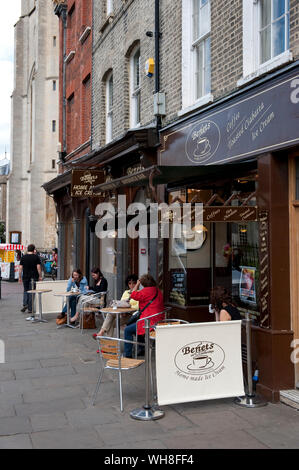 Benets Kaffee Bar, gegenüber King's College, Cambridge, England. Stockfoto