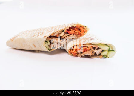 Isolierte shawarma mit Schatten. Orientalisches essen von Hähnchenfleisch, Tomaten, Gurken in pita Brot. Stockfoto