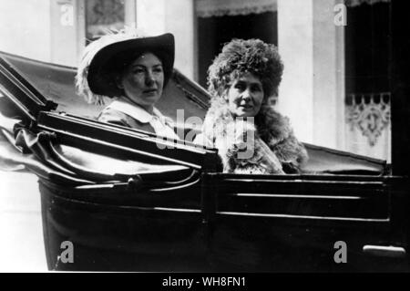 Frau Pankhurst (1858-1928) mit ihrer Tochter. Die Edwardians von J B Priestley, Referenz 17424. Stockfoto