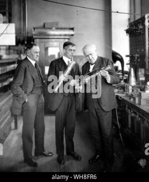 George Morrison auf der Linken, Manager der General Electric arbeitet, und Thomas Alva Edison mit Dr. Irving Langmuir, Prüfung der Vakuumröhre in Forschung Labor 1922.. . . . . . Stockfoto