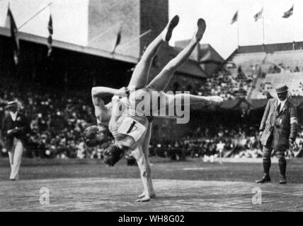 Stockholm 1912 Olympische Spiele. Eine Demonstration von glima Wrestling. Glima Wrestling ist noch in Skandinavien heute geübt und es wird geglaubt, dass es fast von der Wikingerzeit unverändert ist. Die Olympischen Spiele Seite 75. Stockfoto