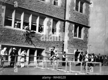 1904 Olympische Spiele. St. Louis Bewohner beobachten das Finale der 200 Meter Hürden Rennen aus ihrem Fenster, gewonnen durch Harry Hillman (USA). Die Olympischen Spiele Seite 51. Stockfoto