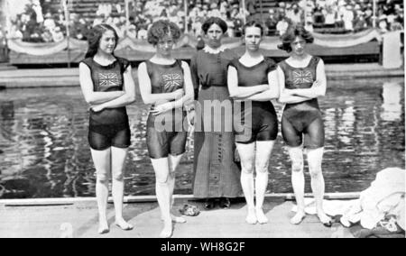 Britischen Damen Mannschaft Schwimmen, bei den Olympischen Spielen in Stockholm, 1912. Die Olympischen Spiele Seite 78. Stockfoto