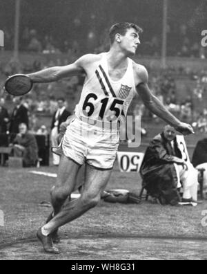 Robert Mathias (USA) gewann die Olympischen Zehnkampf bei den Olympischen Spiele in London 1948. Die Olympischen Spiele Seite 246.. . . . . . . . Stockfoto