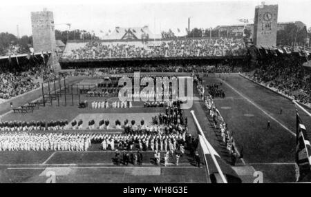 Die Eröffnungsfeier im Jahr 1912 vor den Olympischen Flagge und Flamme. Die Olympischen Spiele Seite 15. Stockfoto