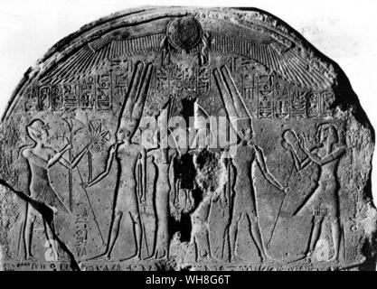 Tutanchamun Opfergaben, der dem Gott Amun und die Göttin Mut. Der obere Teil der Stele von der Wiederherstellung des Thebanischen Tempeln. Von Tut-ench-Amun von Christiane Desroches Noblecourt, Seite 17. Stockfoto