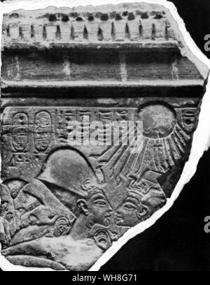 Ein Fragment der Stele zeigt den Amarnan Paar, Symbol der Schöpfung durch die Welt. Kalkstein. Von Christiane Desroches Noblecourt, Seite 164 Tutanchamun. Stockfoto