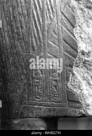 Die Namen von Tut-ench-Amun, die auf dem Memorial Statue aus Karnak überlebt haben. Von Christiane Desroches Noblecourt, Seite 287 Tutanchamun.. Stockfoto