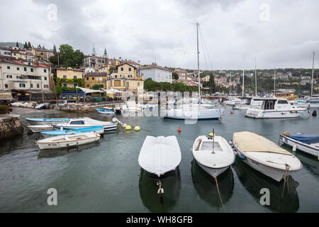 13. Mai 2019. Opatija, Kroatien. Fisfing und Segelboote am Dock Stockfoto