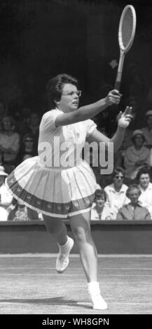 Billie Jean King im Jahr 1962, trug ein typisches Outfit der Zeitraum: kilt Art Rock mit Baumwolle Tops. Während ihrer Karriere gewann sie 12 Grand Slam Titel singles, 14 Grand Slam Titel für Frauen verdoppelt, und 11 Grand Slam Titel gemischtes Doppel. Sie ist in der Regel als einer der größten Tennisspieler und weibliche Athleten in der Geschichte zu sein. Die Enzyklopädie von Tennis Seite 240. Stockfoto