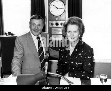 Jimmy Young und Frau Margaret Thatcher 1981. Margaret Thatcher, der erste weibliche Premierminister in Europa, ist ein Gast auf Jimmy's Junge BBC Radio 2-Programm. . Stockfoto