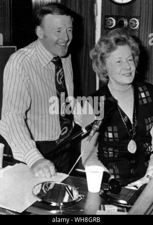 Jimmy Young und Barbara Burg Broadcasting House 1975. Barbara Castle, Baroness Schloss von Blackburn (1910-2002) war ein britischer linker Politiker und ehemalige Arbeit Mitglied des Parlaments. Stockfoto