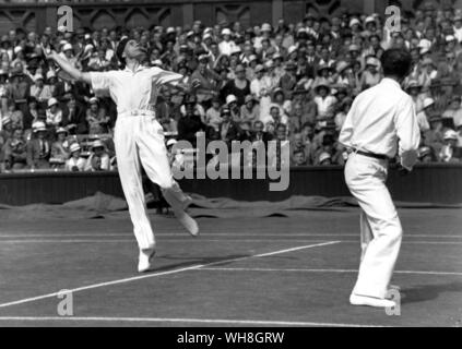 Jean Borotra die Bounding Baskischen und Henri Cochet in mens verdoppelt in Wimbledon. Die Enzyklopädie von Tennis Seite 34. Stockfoto