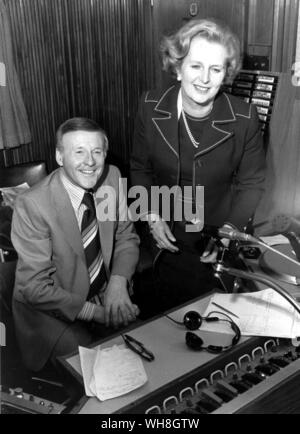 Jimmy Young und Frau Margaret Thatcher 1979. Margaret Thatcher, der erste weibliche Premierminister in Europa, ist ein Gast auf Jimmy's Junge BBC Radio 2-Programm. . Stockfoto