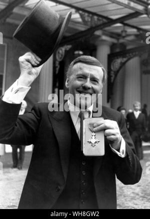 Jimmy Young in oberen Hut und Endstücke für Broadcaster OBE 1979. Stockfoto