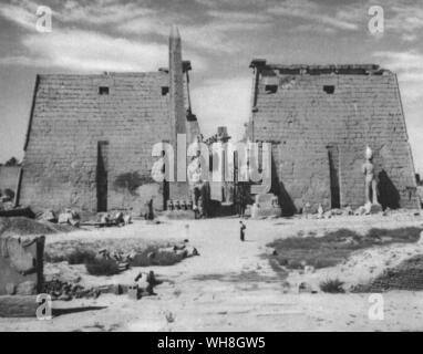 Der Pylon aus dem Tempel von Luxor nach dem Abräumen der Trümmer. Von Christiane Desroches Noblecourt, Seite 37 Tut-ench-Amun. Stockfoto
