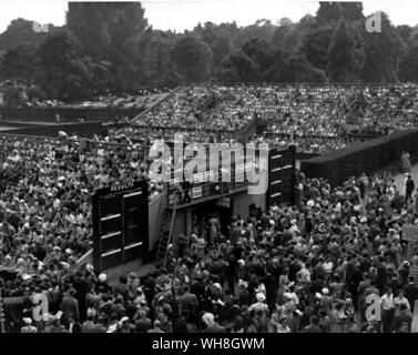 Wimbledon: die Szene im Jahr 1953 Blick vom Clubhaus auf dem Weg Nr. 2. Die Enzyklopädie von Tennis Seite 350. Stockfoto