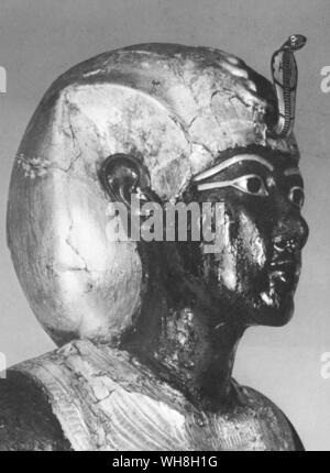 Hölzerne Statue von Tut-ench-Amun. Die Schätze von Tutanchamun, der Katalog zur Ausstellung von I E S Edwards, Seite 67. Stockfoto