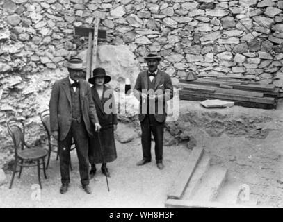 Lord Carnarvon, Lady Evelyn Herbert und Herr Howard Carter auf den Eingang zum Grab des Tut-ench-Amun. Die Schätze von Tutanchamun, der Katalog zur Ausstellung von I E S Edwards, Seite 26. Stockfoto