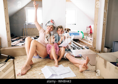 Portrait einer glücklichen Familie in ein Haus renoviert werden Stockfoto